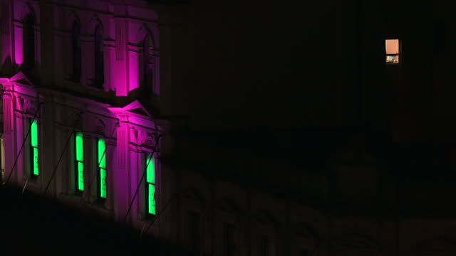 Beleuchtetes-Gebäude-in-verschiedenen-Farben-in-der-Nacht