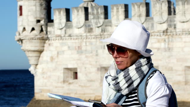 Portrait-of-tourist-girl-studying-a-map