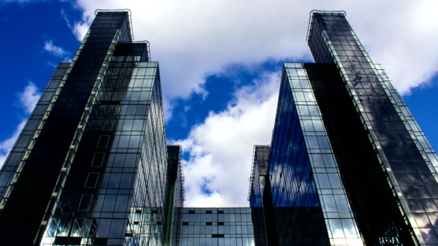 Geschäftsgebäude-Glas-Wolkenkratzer-und-Wolken-Zeitraffer