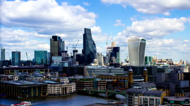 Edificios-de-negocios-y-río-Támesis,-vista-panorámica,-Londres,-Reino-Unido,-lapso-de-tiempo