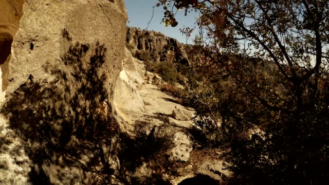 Panorama-de-roca-tallada-cuevas-provincia-de-Mersin-Turquía-Adamkayalar-emblemático