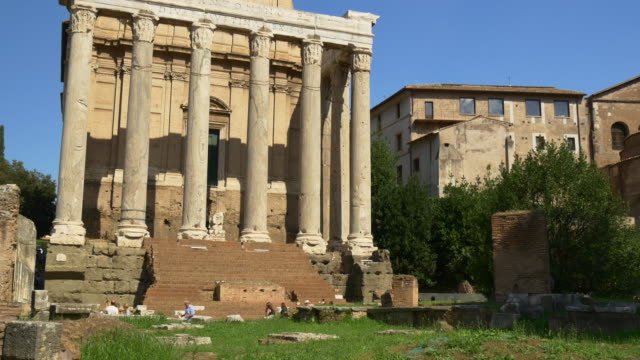 Templo-de-Roma-Italia-día-soleado-de-Antonino-y-faustina-panorama-Foro-Romano-4k