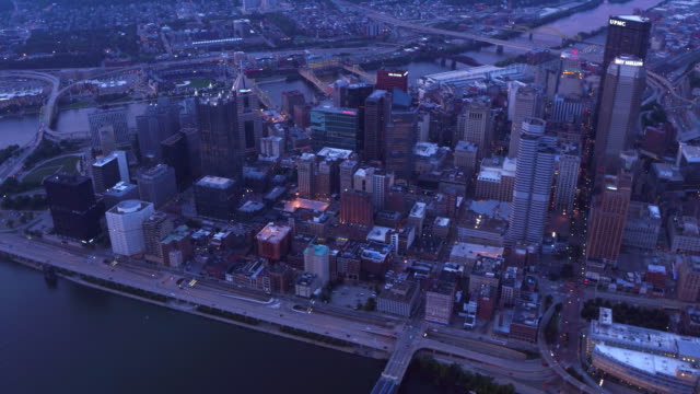Luftaufnahme-von-Pittsburgh-in-der-Abenddämmerung