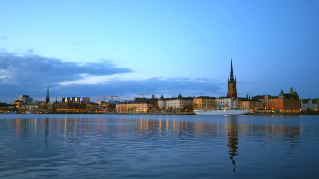 Die-Innenstadt-von-Stockholm-Skyline-der-Stadt-in-der-Abenddämmerung
