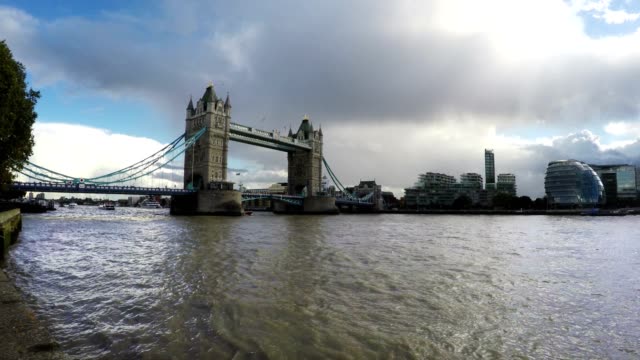 Tower-Bridge-and-Thames-River,-London,-Real-Time