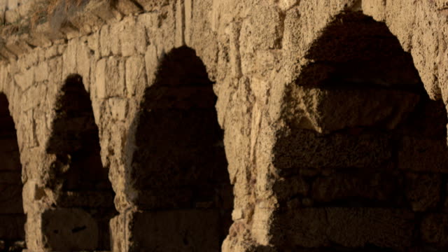 Lenta-Pan-pasado-antiguo-acueducto-romano-en-Israel