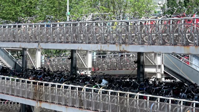 Fahrrad-Parkplatz-in-der-Stadt-Amsterdam,-eine-fahrradfreundliche-Stadt,-4K