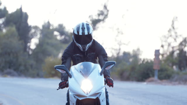 Mann-reitet-auf-einem-weißen-Sportmotorrad