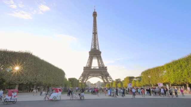 Eiffel-Turm-am-Champ-de-Mars-in-Paris-Zeitraffer-bei-Sonnenuntergang