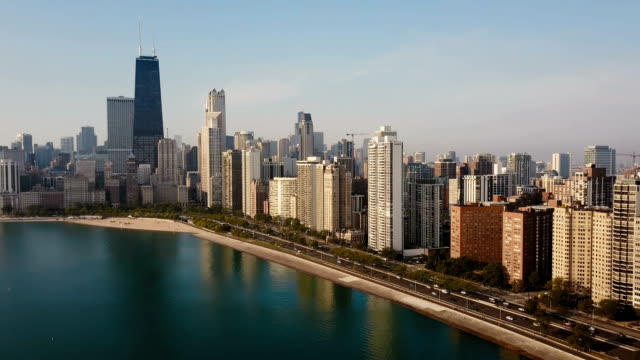 Hermosa-vista-aérea-de-Chicago,-Estados-Unidos-en-la-mañana.-Drone-volando-lejos-de-la-ciudad,-lago-Michigan