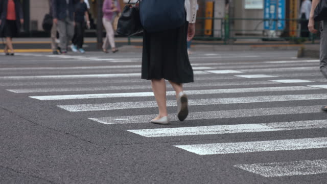 Gente-caminando-por-el-paso-de-peatones-(Slow-Motion-Video)-Ginza-y-Yurakucho-en-verano