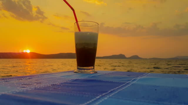 Gefrorenen-Kaffee-gegen-Sonnenuntergang-und-das-Meer.