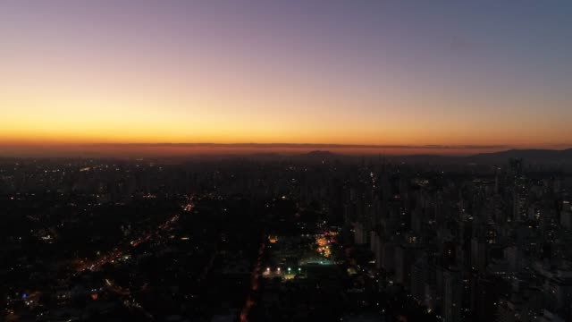 Antena-vista-Sao-Paulo-ciudad-en-atardecer,-Brasil