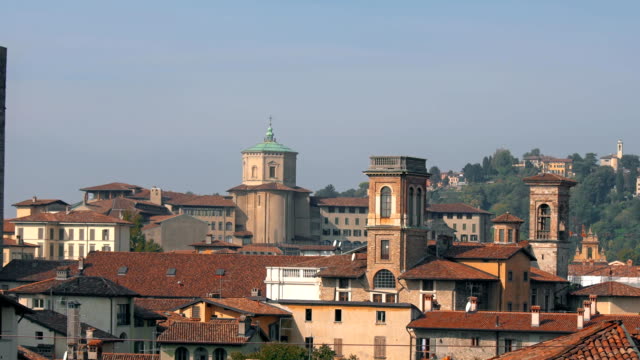 Panorama-der-Altstadt-Bergamo-(Italien).-Bergamo,-auch-genannt-La-Citt-dei-Mille,-\"Stadt-der-tausend\",-ist-eine-Stadt-in-der-Lombardei,-Norditalien,-etwa-40-km-nordöstlich-von-Mailand.