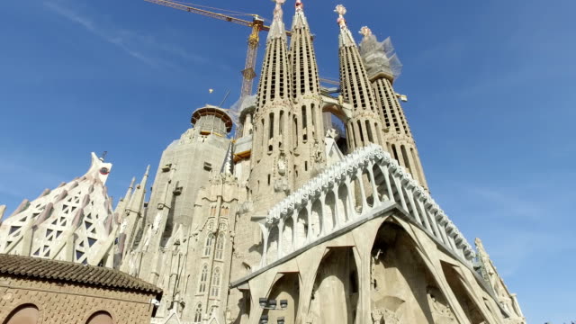 La-Sagrada-Familia---la-impresionante-catedral-diseñada-por-Gaudí,-que-es-construir-desde-el-19-de-marzo-de-1882-y-no-se-acaba-pero-el-14-de-diciembre-de-2009-en-Barcelona,-España