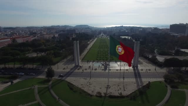 Portugal-Flagge-am-Park-Eduardo-VII,-Lissabon,-Portugal