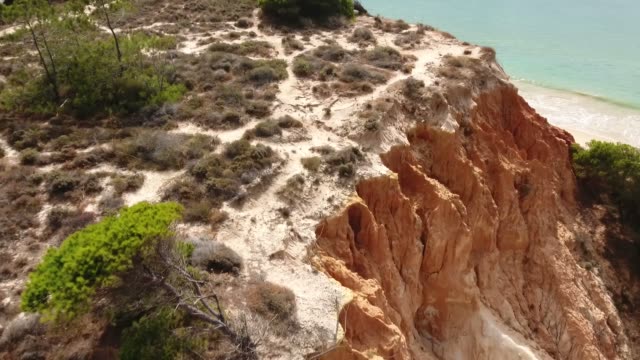 Imágenes-aéreas-de-la-playa-de-Falesia-(Praia-da-Falésia)-en-Algarve,-Portugal