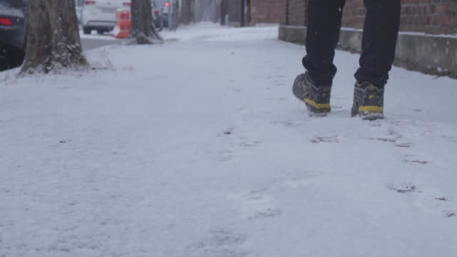 movimiento-lento-de-pies-caminando-ir-en-invierno-nieve-en-Seúl,-Corea-del-sur