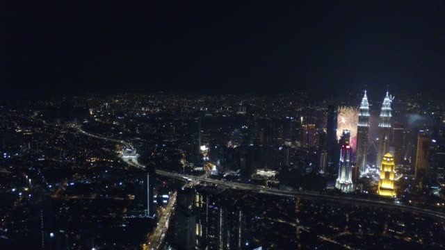 Vista-aérea-de-Kuala-Lumpur-durante-los-fuegos-artificiales-de-año-nuevo-junto-a-la-torre-KLCC.