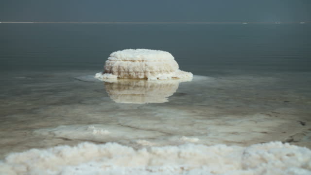 Tracking-shot-of-salt-deposits-on-the-banks-of-the-Dead-Sea-in-israel