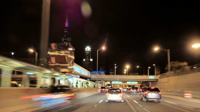 Conducir-a-toda-velocidad-al-centro-de-Chicago-en-el-lapso-de-tiempo-de-coche-de-cámara-de-noche