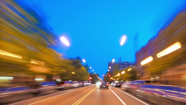 Fahren-mit-voller-Geschwindigkeit-in-die-Innenstadt-von-Chicago-bei-Sonnenuntergang-Zeitraffer