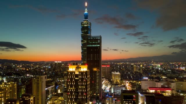 Sonnenuntergang-Nacht-beleuchtete-Turm-Innenstadt-aerial-Panorama-4k-Zeitraffer-in-Taipei-Taiwan