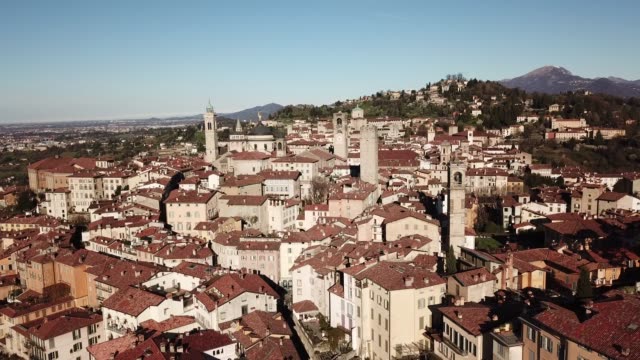 Vista-aérea-de-Drone-de-Bergamo---ciudad-vieja.-Uno-de-la-hermosa-ciudad-en-Italia.-Paisaje-en-el-centro-de-la-ciudad-y-sus-edificios-históricos-durante-un-día-de-maravillosa-blu