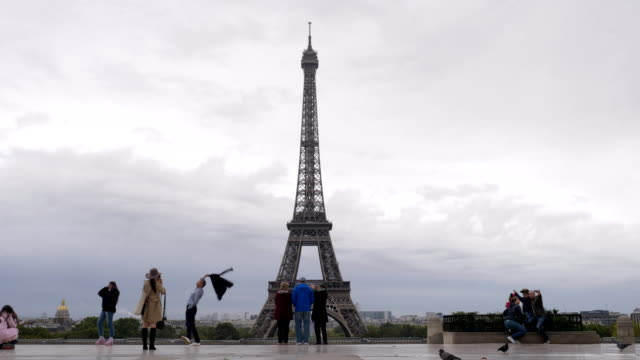 City-visitors-at-viewing-point-taking-shots-with-Eiffel-Tower,-Paris