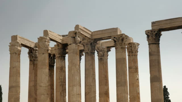 panorámica-de-tiro-de-las-columnas-del-templo-de-zeus-en-Atenas,-Grecia