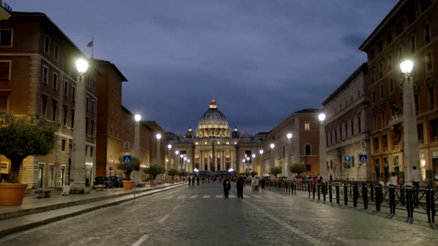disparo-nocturno-de-la-Basílica-de-San-Pedro-de-via-conciliazione-en-Roma-sin-tráfico