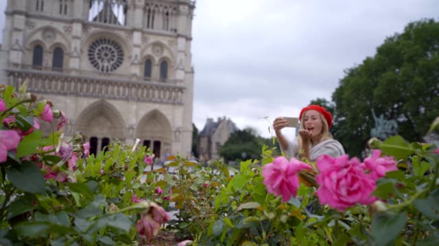 Junge-Frau,-die-die-Selfie-in-Paris-Stadt-Notre-Dame-mit-Handy