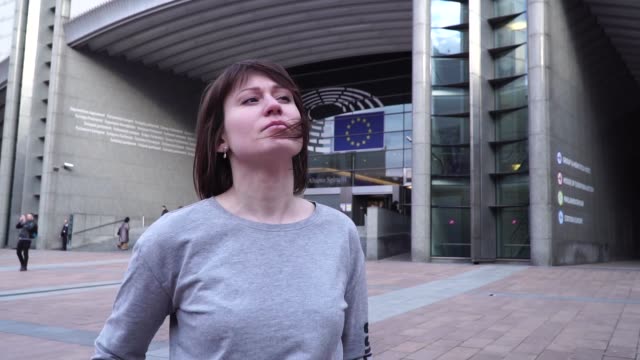 touristischen-Mädchen-und-sieht-das-Europäische-Parlament-in-Brüssel.-Belgien.-Slow-motion