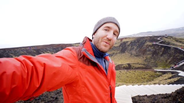 Joven-tomando-selfie-en-el-área-del-volcán,-Islandia