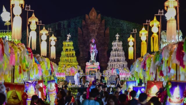 4k,-timelapse,-el-Phra-Nang-Chamthewi-estatua,-Lamphun,-Tailandia-–-10-de-mayo-de-2017:-miles-colores-lanna-linternas-por-la-noche,-festival-de-Lamphun.