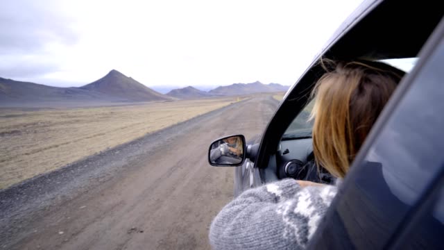 Mujer-joven-en-coche-en-carretera,-vacaciones-de-concepto-de-viaje-de-carretera