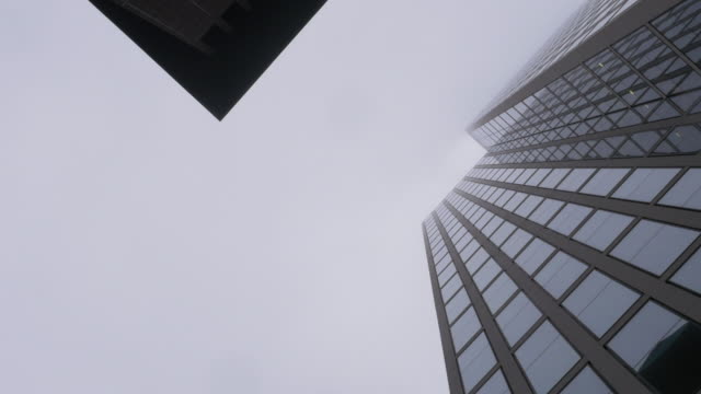 Wurm-Blick-auf-hohe-Aufstieg-Gebäude-und-weißen-Wolkenhimmel