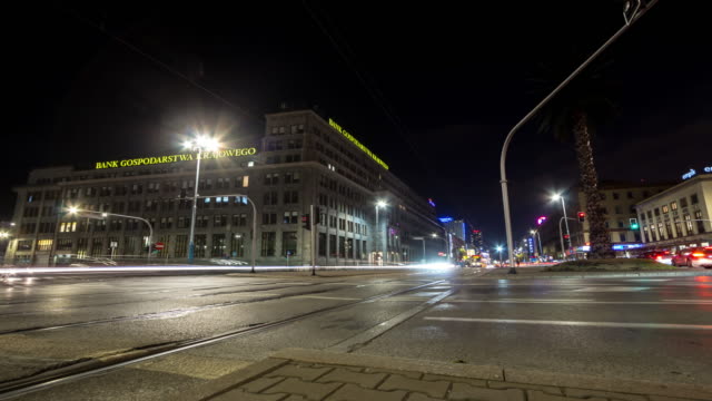 Nacht-Zeitraffer-der-belebten-Straße-in-Warschau