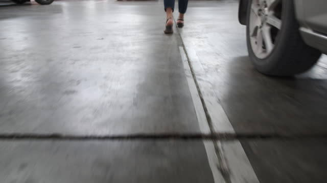 Eine-Frau,-die-zu-Fuß-in-ein-Auto-allein-auf-Parkplatz-zu-erhalten