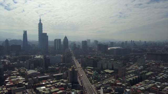 Taiwan-taipei-paisaje-urbano-día-soleado-centro-de-tráfico-aéreo-panorama-4k