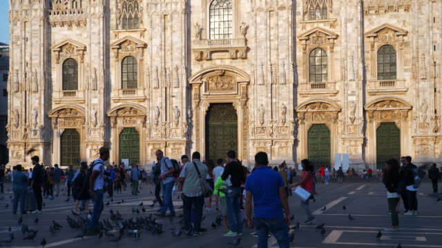 Panorama-de-lenta-frente-Catedral-Catedral-llena-de-gente-famosa-Italia-atardecer-Milán-4k
