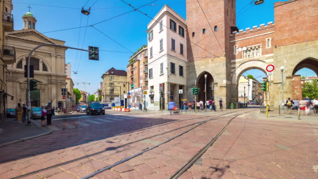 Italien-Sonnentag-Mailand-Stadt-berühmten-Verkehr-Kreuzung-alte-Porta-Ticinese-Panorama-4k-Zeitraffer