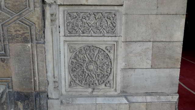 dekorative-Schnitzerei-in-der-Moschee-des-Sultan-Hassan-in-Kairo,-Ägypten