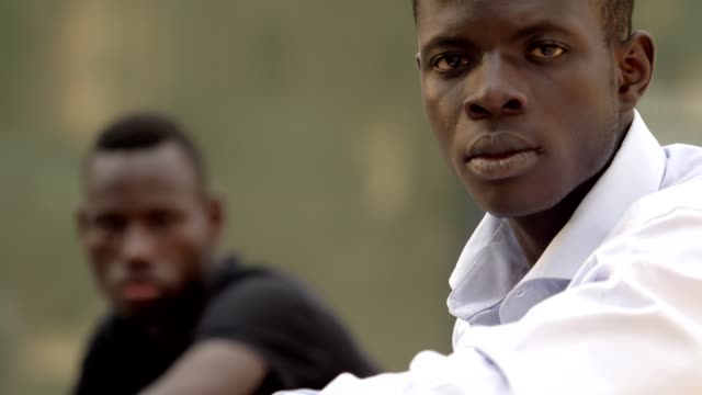 Junge-afrikanische-Männer-starren-auf-Kamera.-Verlagerung-des-Schwerpunkts