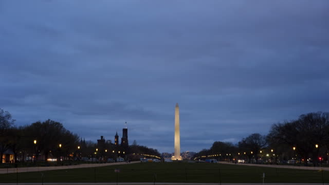 lange-auf-das-Washington-Monument-in-der-US-Hauptstadt-erschossen-in-der-Abenddämmerung