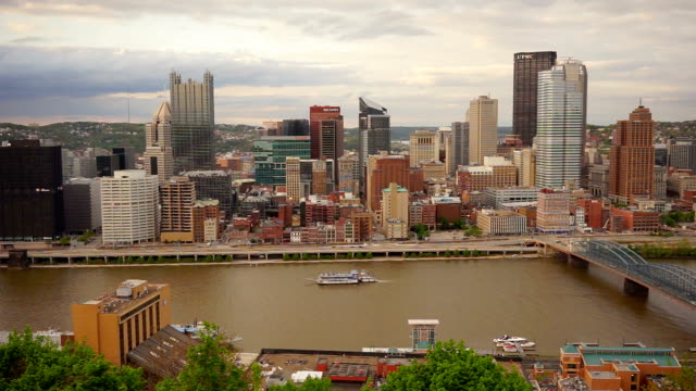 In-der-Innenstadt-von-Pittsburgh,-Pennsylvania,-urbane-Skyline-Monongahela-Fluss