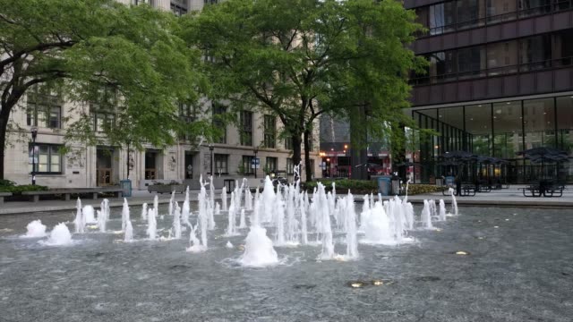 Fuente-de-agua-en-la-Plaza-Daley,-Chicago,-Estados-Unidos.-Oficinas-de-gobierno-municipal.