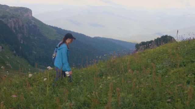 Mujer-caminante-viajando-en-montañas-y-fotografiar-el-paisaje-de-la-naturaleza