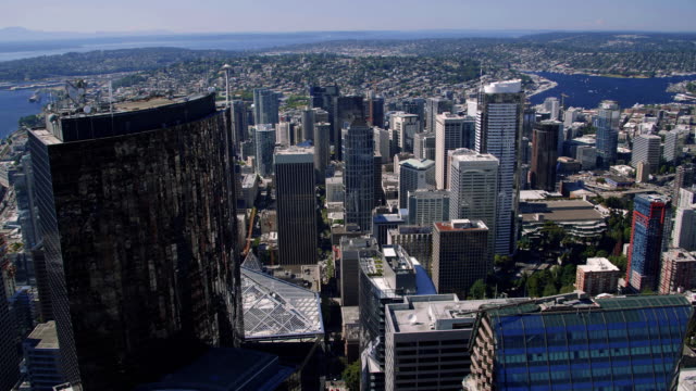 Atemberaubende-Wolkenkratzer-Antenne-über-Seattle-Gebäude-fliegen