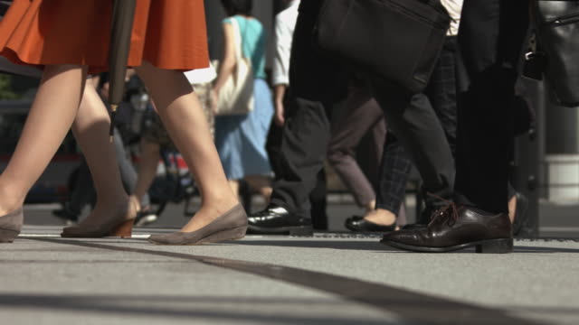 Slowmotion---Pendler-Menschen-Bürgersteige-Sommer-Tokio